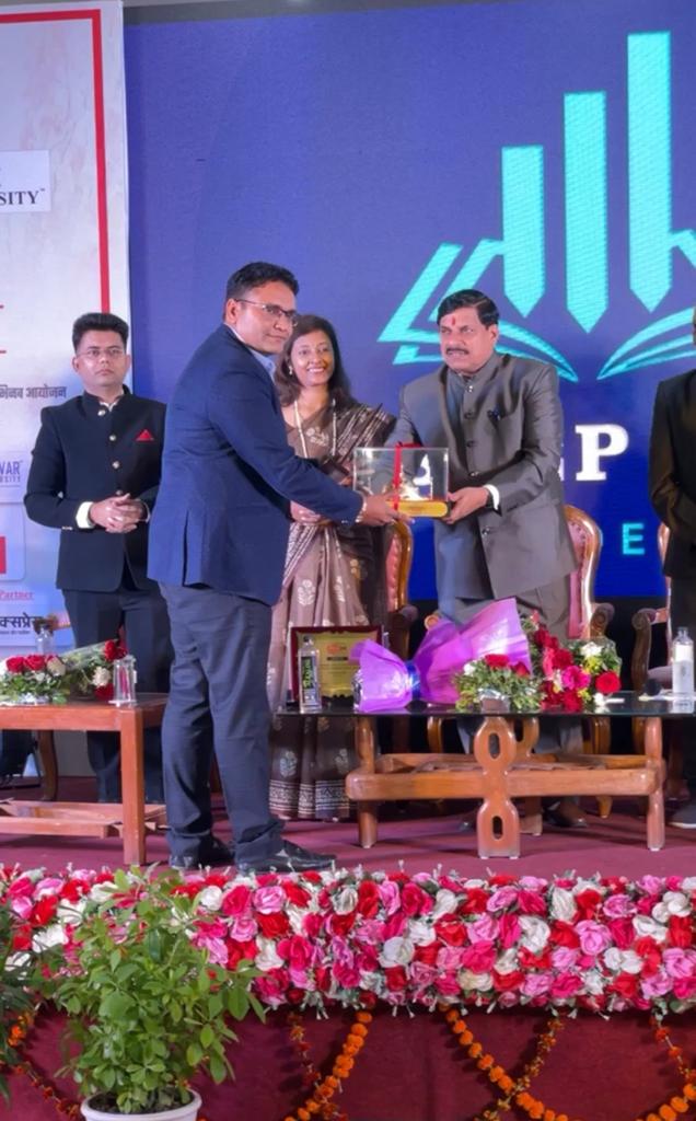 Dr.-Rahul-Hardenia-sir--got-Award-from-higher-Education-Minister-for-Excellence-in-Education.